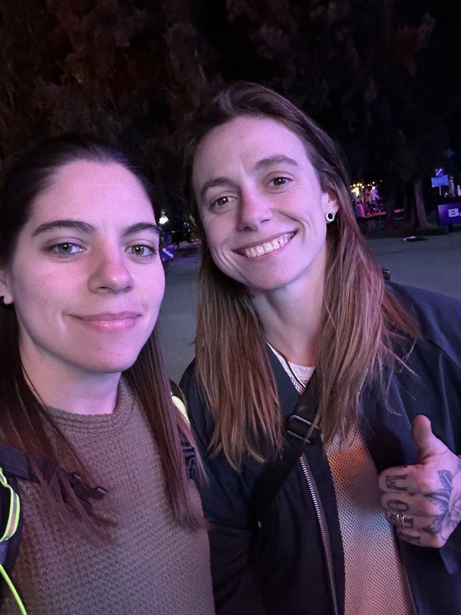 FerPafri's tweet image. Me topé a Julien Baker, le gustó mi playera y anotó en su teléfono de donde es jajajajaja !!!!!! AAAAHHHHH