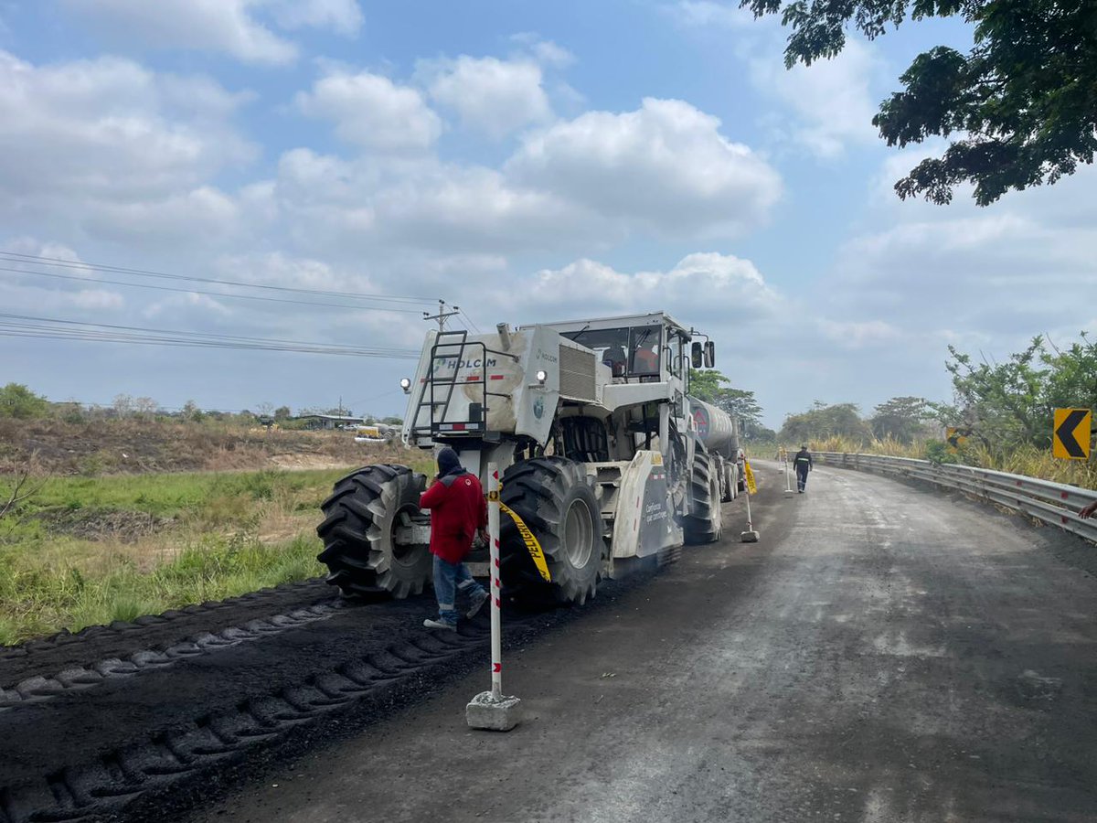 RobertoLuqueN's tweet photo. 🚧 Hablemos de obras 👷🇪🇨

📍En Guayas y Los Ríos avanzamos en la rehabilitación de la E484 Palestina - Macul – Vinces. Con una inversión de USD 14,5 millones esta vía impulsa al desarrollo local que aporta la desarrollo del Ecuador.

¿Qué estamos ejecutando?

✅ Construcción de base estabilizada.
✅ Colocación de la carpeta asfáltica 
✅ Mejoramiento de drenaje vial, que incluye la instalación de alcantarillas.
✅ Limpieza y encauzamiento de los canales existentes.

Estamos construyendo conectividad real 
#DanielNoboaCumple  💪🇪🇨