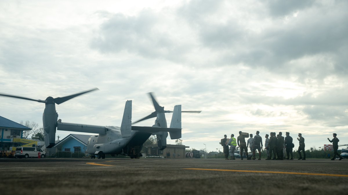 PacificMarines's tweet image. No Better Friend! 🤝
#PacificMarines with @MRFSEAsia @1stMEF deliver family food packs in support of Foreign Disaster Relief Operations at Virac, Philippines, Nov. 13. 2025.

📷: Cpl. Brian Knowles | @USMC 
#FDR #Typhoon #Relief #Friendship #USMC #luzon #virac