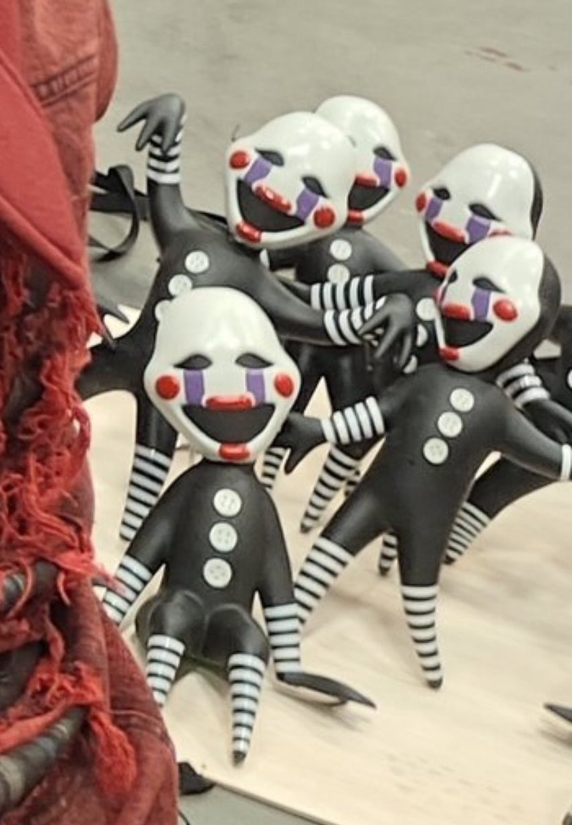 doelaroid's tweet image. since only one puppetling doll is being given away through Dawko’s charity stream, i thought it’d be fun to make some high quality (unofficial) ones !

let me know if you’d be interested in getting one once they’re finished !! 🖤

#fnaf2movie #fnaf2 #fivenightsatfreddys