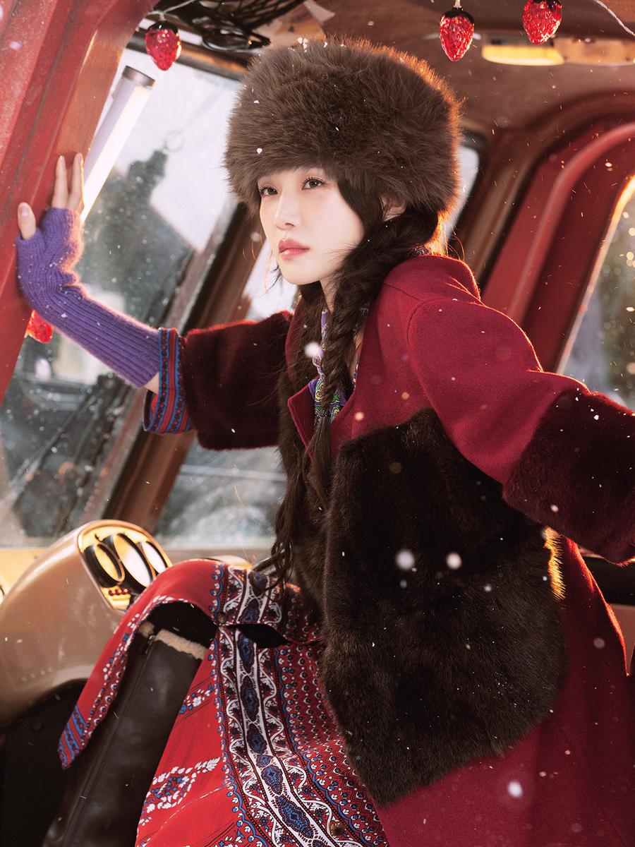 gyuyoungdaily's tweet image. 📰 Top Star News: &quot;An unexpected transformation… #ParkGyuyoung explodes with charm in ‘#ATwosomePlace’ → continues her mainstream rise&quot;

&quot;... Recently, she was selected as the model for Twosome Place’s holiday campaign, becoming the face of the brand’s signature product,…