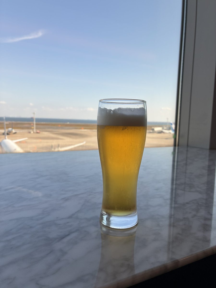 leeayako's tweet photo. 羽田空港。
次男と二人で函館一泊旅行に行ってきます。
朝からビール🍺幸せ❤️ https://t.co/NXOdBpdKgH