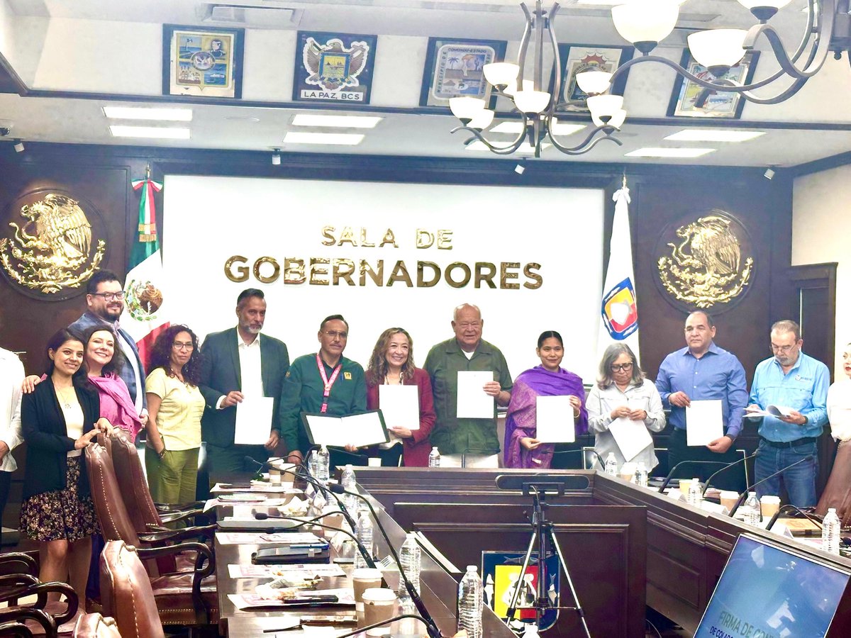 El subdelegado de Administración del ISSSTE BCS, Arturo Morell Barragán, y el subdelegado Médico, Néstor Antonio Geraldo, firman Convenio Interinstitucional para fortalecer la atención a mujeres víctimas de violencia.

Acto encabezado por el gobernador Víctor Manuel Castro Cosío