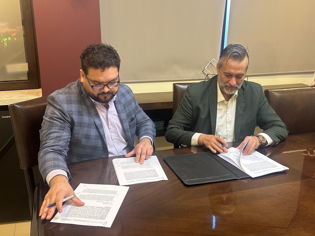 Issste_BCS's tweet image. El subdelegado de Administración del ISSSTE BCS, Arturo Morell Barragán, y el subdelegado Médico, Néstor Antonio Geraldo, firman Convenio Interinstitucional para fortalecer la atención a mujeres víctimas de violencia.

Acto encabezado por el gobernador Víctor Manuel Castro Cosío