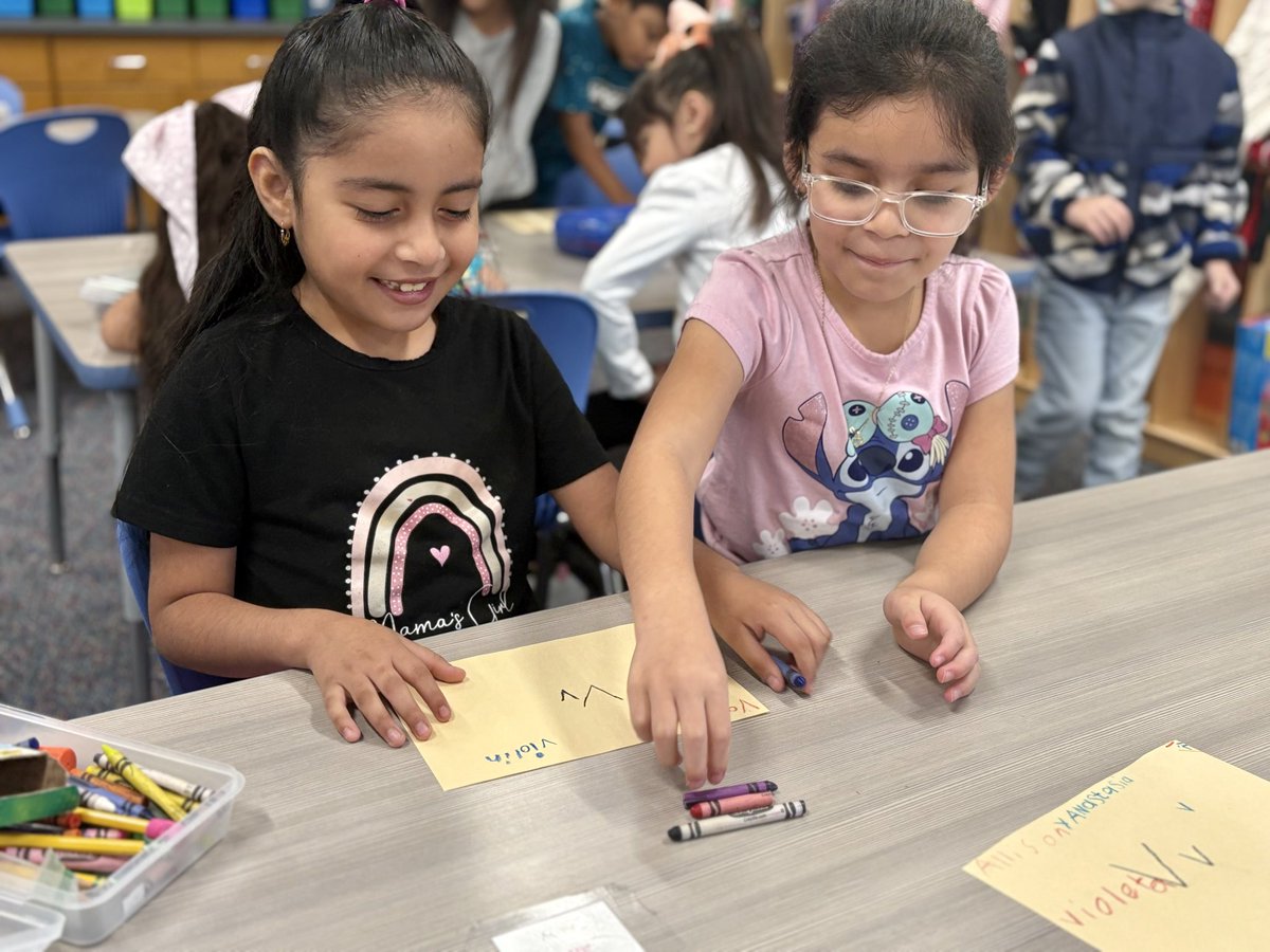 MaestraMilligan's tweet image. Working on making cross-linguistic connections 🔁 Trabajando en hacer las conexiones translingüísticas #wearecaldwell #somoscaldwell #duallanguage