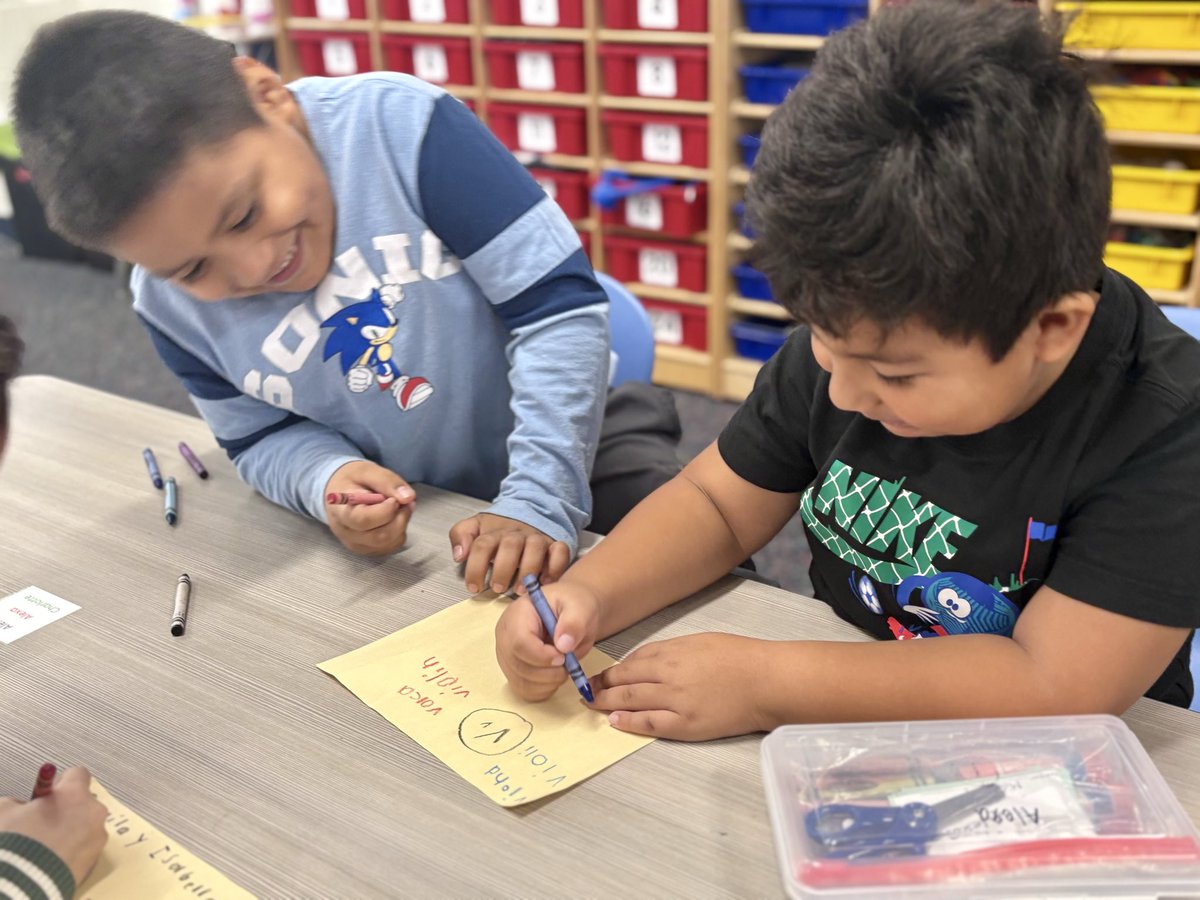 MaestraMilligan's tweet image. Working on making cross-linguistic connections 🔁 Trabajando en hacer las conexiones translingüísticas #wearecaldwell #somoscaldwell #duallanguage