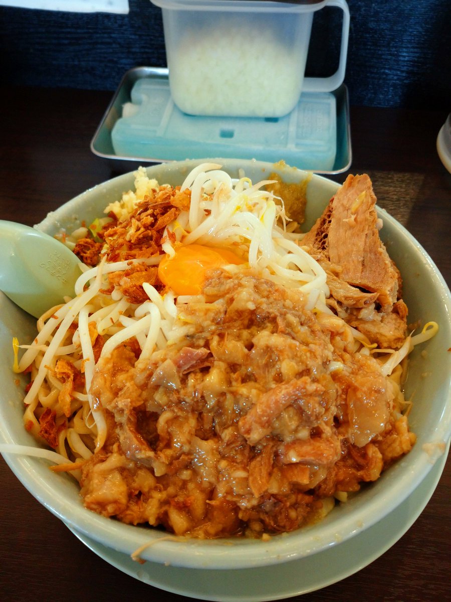 VAVAMB5's tweet image. 弐豚で限定の塩汁なし
普通の汁なしよりマイルドで食べやすくておいしかった