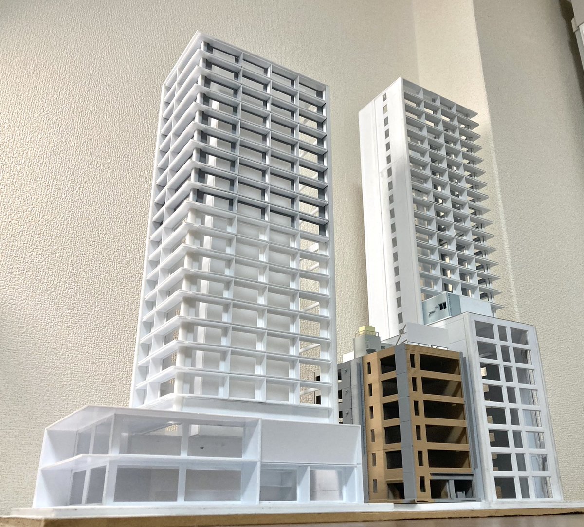 kumakou_model's tweet image. 破棄予定だったプラ板と既製品ビルをアレンジして区画整理してみました！

夜景が楽しみ。