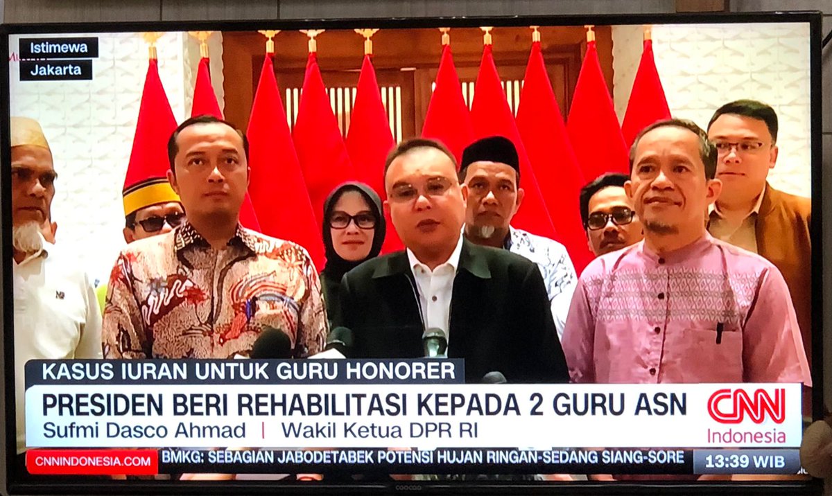 BANGSAygSUJUD's tweet image. Late Post

Presiden @prabowo mendengar jeritan 2 guru yg DITANGKAP DIBUI dan DIPECAT sejak tahun 2022, di Luwu

Bermula dari dugaan korupsi 2018...

Kronologi ;

Saat itu banyak guru honorer tak mengajar, pembelajaran kacau, 10 guru honorer ada yg sampai 10 bulan tidak digaji,…