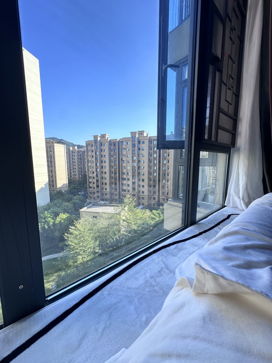 だから、あなたを閉じ込めているのは何ですか。
『百年の孤独』の中の一言を思い出します：“生命の中にかつてあったすべての光り輝くことがあって、もとは結局、すべて寂しさで償う必要があります”😊