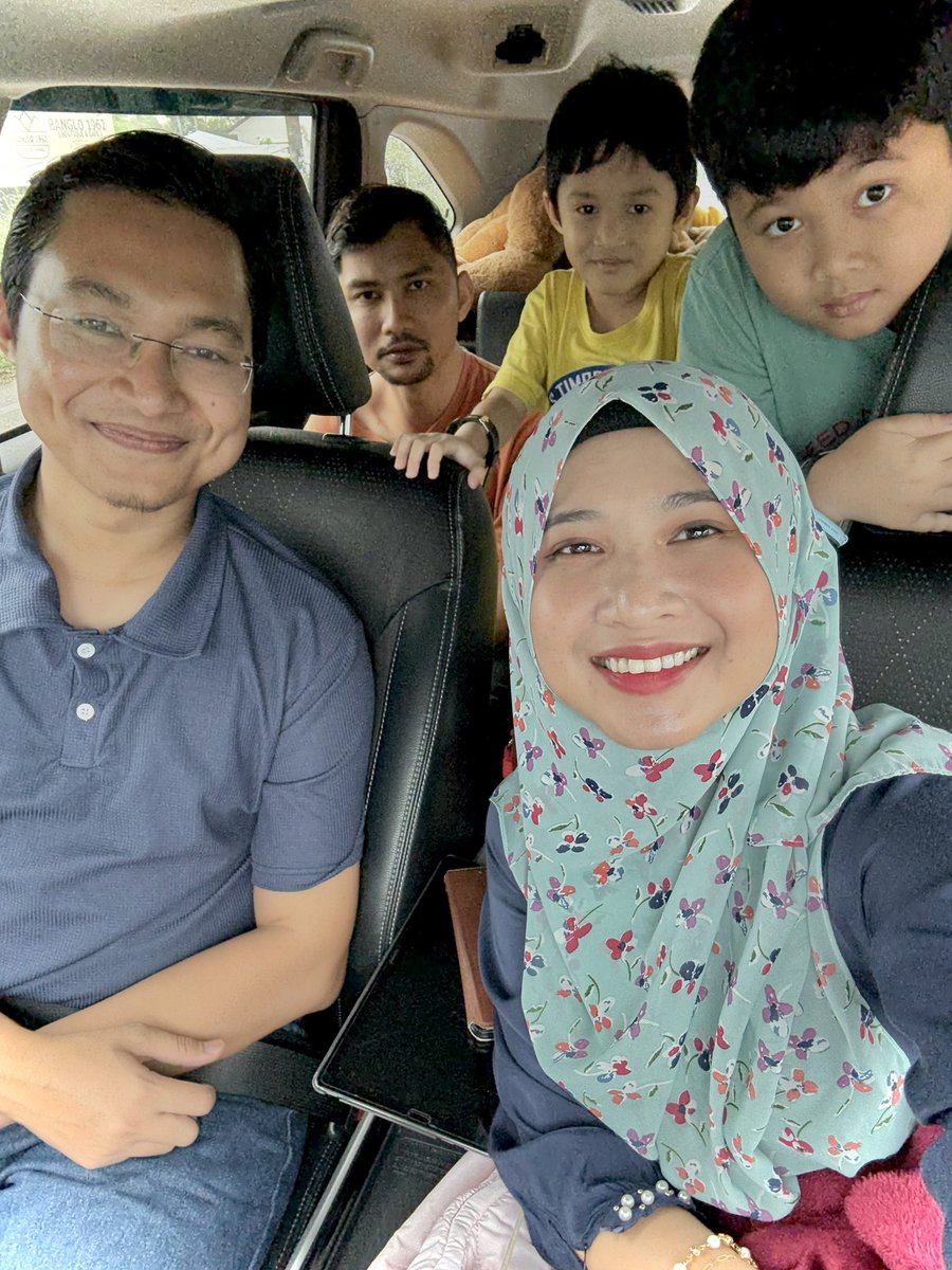 DrAinunNasihah's tweet image. My older brother with OKU pembelajaran, he repeated SPM 10x - is now officially a teacher 👏

Sending him now untuk lapor diri. 5hr journey.

8yr old Yusuf main teka teki “Bom apa yg tak meletup?”

All of us failed to get the right answer. Jawapan dia - bomba! 😂