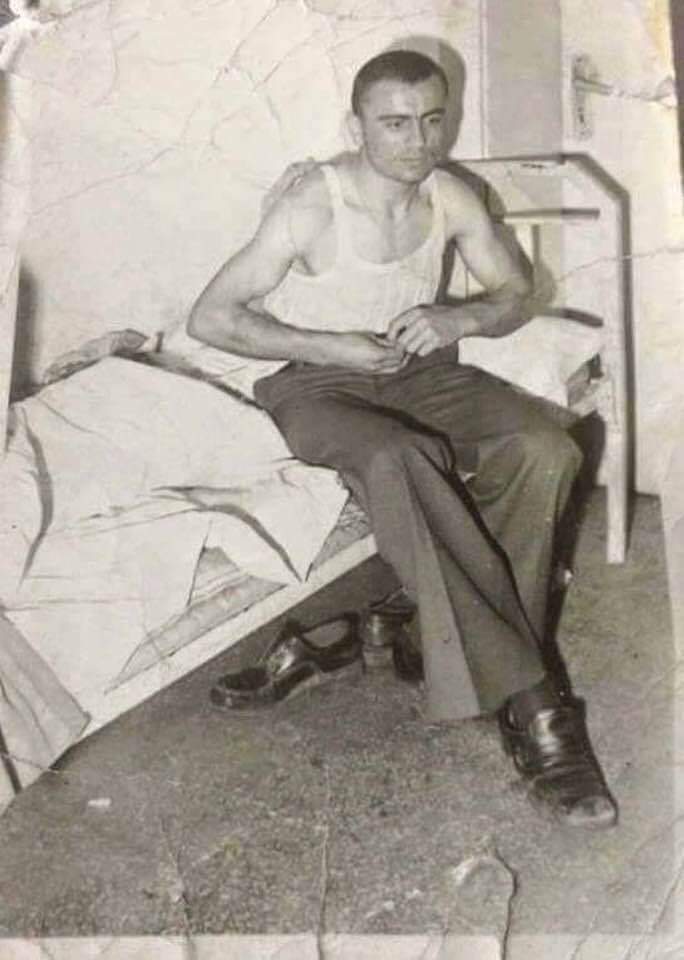 OKUMAYAN ÇOK ŞEY KAYBEDER.! 
MUTLAKA OKUYUN. !!

Gardiyanların ayak sesleri koğuşun  kapısında son buldu, getirdikleri genç bir mahkumu bıraktılar ve gittiler. Yeni gelen genç içeridekilere selam verdi ve kendisine gösterilen boş yere oturdu. Koğuştakiler ona hoş geldin, geçmiş