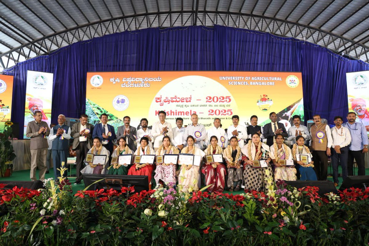 dineshgrao's tweet image. ಬೆಂಗಳೂರಿನ ಜಿಕೆವಿಕೆ ಕೃಷಿ ವಿಶ್ವವಿದ್ಯಾಲಯದಲ್ಲಿ ನಡೆದ ಕೃಷಿ ಮೇಳ ಕಾರ್ಯಕ್ರಮದಲ್ಲಿ ಭಾಗವಹಿಸಿದೆ.

ಈ ವೇಳೆ, ವಿದ್ಯಾರ್ಥಿ ಯುವಜನರನ್ನು, ಕೃಷಿ ಕ್ಷೇತ್ರದ ಸಾಧಕರನ್ನು ಹಾಗೂ ಜನಸಾಮಾನ್ಯರನ್ನು ಉದ್ದೇಶಿಸಿ ಮಾತನಾಡಿ, ನಾವು ಭಾರತೀಯರು ಹೆಚ್ಚಾಗಿ ಕೃಷಿಯನ್ನೇ ಅವಲಂಭಿಸಿದ್ದೇವೆ, ನಂಬಿದ್ದೇವೆ. ಹಾಗಾಗಿ ಕೃಷಿ‌ಕ್ಷೇತ್ರದ ಸಮಗ್ರ ಅಭಿವೃದ್ಧಿಗಾಗಿ…