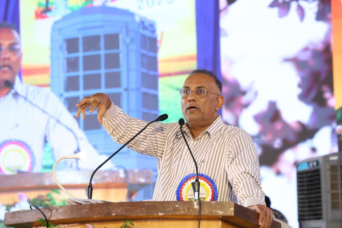 dineshgrao's tweet image. ಬೆಂಗಳೂರಿನ ಜಿಕೆವಿಕೆ ಕೃಷಿ ವಿಶ್ವವಿದ್ಯಾಲಯದಲ್ಲಿ ನಡೆದ ಕೃಷಿ ಮೇಳ ಕಾರ್ಯಕ್ರಮದಲ್ಲಿ ಭಾಗವಹಿಸಿದೆ.

ಈ ವೇಳೆ, ವಿದ್ಯಾರ್ಥಿ ಯುವಜನರನ್ನು, ಕೃಷಿ ಕ್ಷೇತ್ರದ ಸಾಧಕರನ್ನು ಹಾಗೂ ಜನಸಾಮಾನ್ಯರನ್ನು ಉದ್ದೇಶಿಸಿ ಮಾತನಾಡಿ, ನಾವು ಭಾರತೀಯರು ಹೆಚ್ಚಾಗಿ ಕೃಷಿಯನ್ನೇ ಅವಲಂಭಿಸಿದ್ದೇವೆ, ನಂಬಿದ್ದೇವೆ. ಹಾಗಾಗಿ ಕೃಷಿ‌ಕ್ಷೇತ್ರದ ಸಮಗ್ರ ಅಭಿವೃದ್ಧಿಗಾಗಿ…