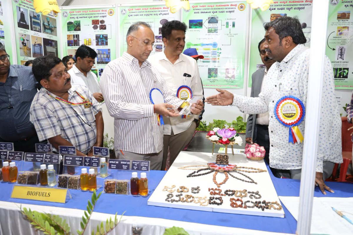 dineshgrao's tweet image. ಬೆಂಗಳೂರಿನ ಜಿಕೆವಿಕೆ ಕೃಷಿ ವಿಶ್ವವಿದ್ಯಾಲಯದಲ್ಲಿ ನಡೆದ ಕೃಷಿ ಮೇಳ ಕಾರ್ಯಕ್ರಮದಲ್ಲಿ ಭಾಗವಹಿಸಿದೆ.

ಈ ವೇಳೆ, ವಿದ್ಯಾರ್ಥಿ ಯುವಜನರನ್ನು, ಕೃಷಿ ಕ್ಷೇತ್ರದ ಸಾಧಕರನ್ನು ಹಾಗೂ ಜನಸಾಮಾನ್ಯರನ್ನು ಉದ್ದೇಶಿಸಿ ಮಾತನಾಡಿ, ನಾವು ಭಾರತೀಯರು ಹೆಚ್ಚಾಗಿ ಕೃಷಿಯನ್ನೇ ಅವಲಂಭಿಸಿದ್ದೇವೆ, ನಂಬಿದ್ದೇವೆ. ಹಾಗಾಗಿ ಕೃಷಿ‌ಕ್ಷೇತ್ರದ ಸಮಗ್ರ ಅಭಿವೃದ್ಧಿಗಾಗಿ…