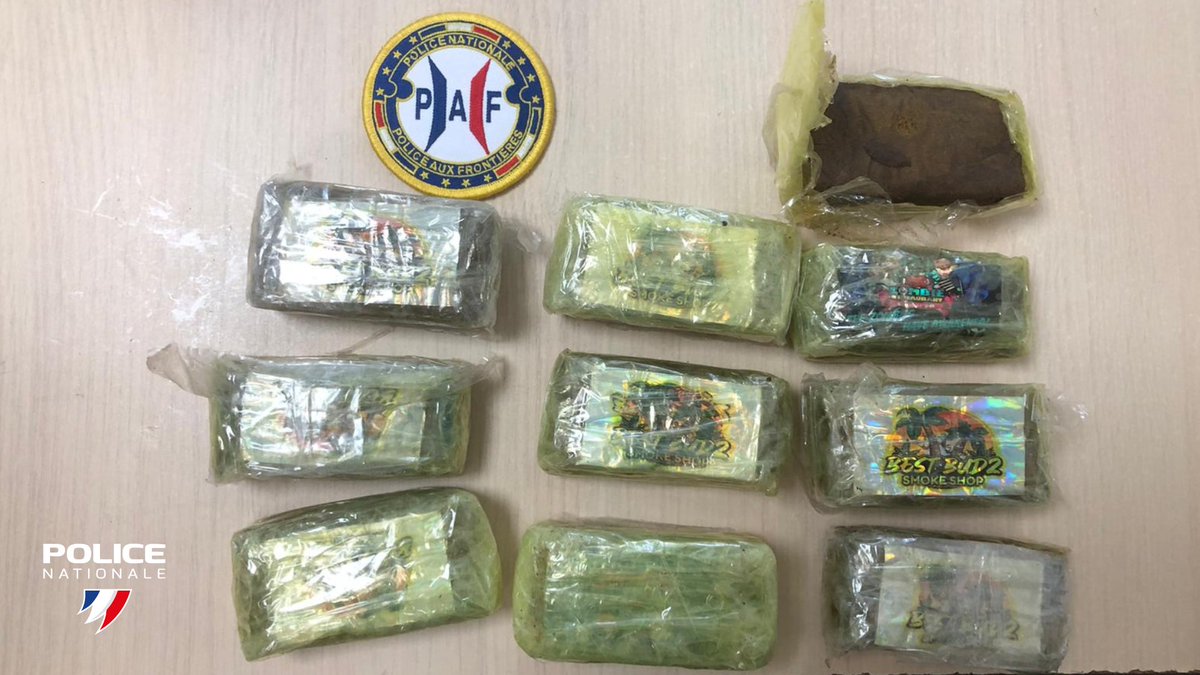 PoliceNationale's tweet image. #Interpellations | À Mayotte (976), dans la nuit du 8 novembre, un équipage de l'unité nautique de la police nationale a intercepté un kwassa après un refus d’obtempérer
❌ À bord : 20 passagers en situation irrégulière, 6 ballots de cigarettes, 6 bidons de carburant et 1,14 kg