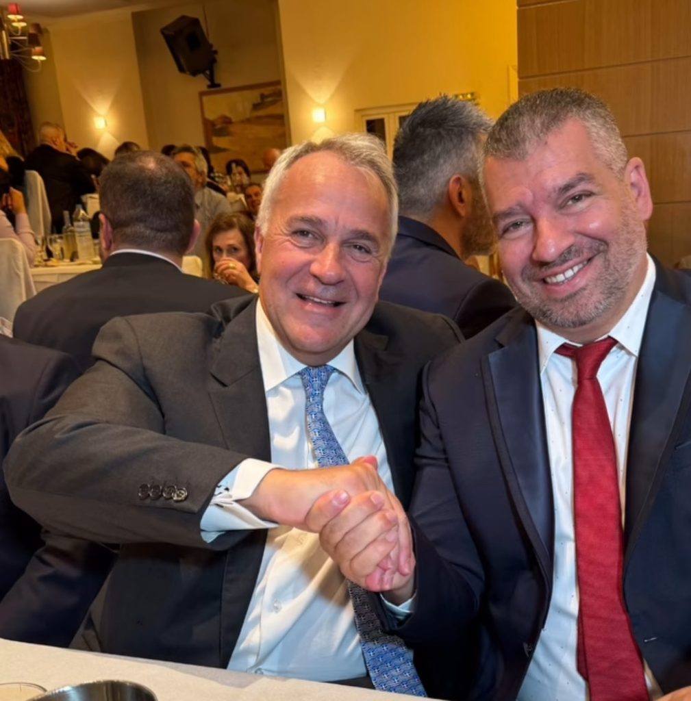 Φεύγω από την καφετέρια που με είχε φωνάξει να κάτσω ο Φραπές και δεν θα το πιστέψετε τι συνέβη. Περνάω έξω από ένα εστιατόριο, με φωνάζει ο Βουγιουκλάκης , κάτσε μου λέει, κάθομαι εγώ.