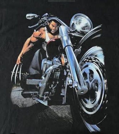 レオくん、ジャケットの隙間から👀 大好きなMARVELとバイクのTシャツだ