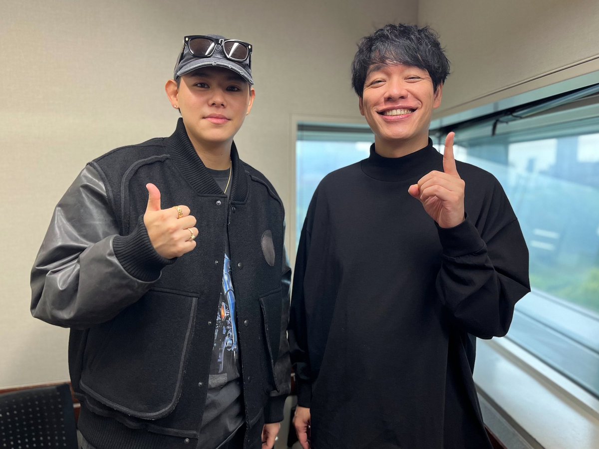 レオくん、ジャケットの隙間から👀 大好きなMARVELとバイクのTシャツだ