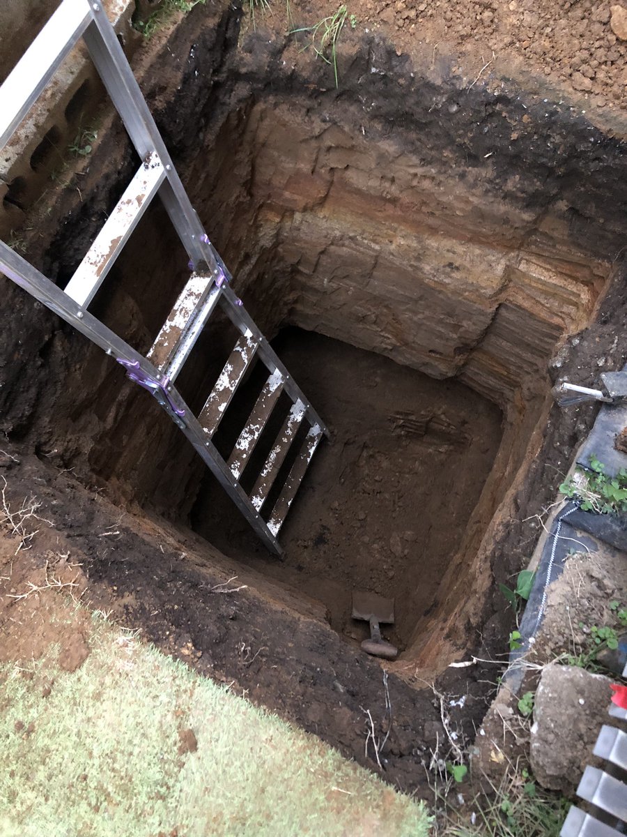 今日は午後から3時間基礎部の底部を広げる穴掘り。脚立の段に腰掛けながら横にほったので、そこそこ疲れず掘れたと思う。
あとは、縦に30cmほど掘れば完成。ただ、作業時間は実質明日のみ。。。残土の置き場所もそろそろ困ってきた。明日でなんとか掘るのは終わりにしたい。