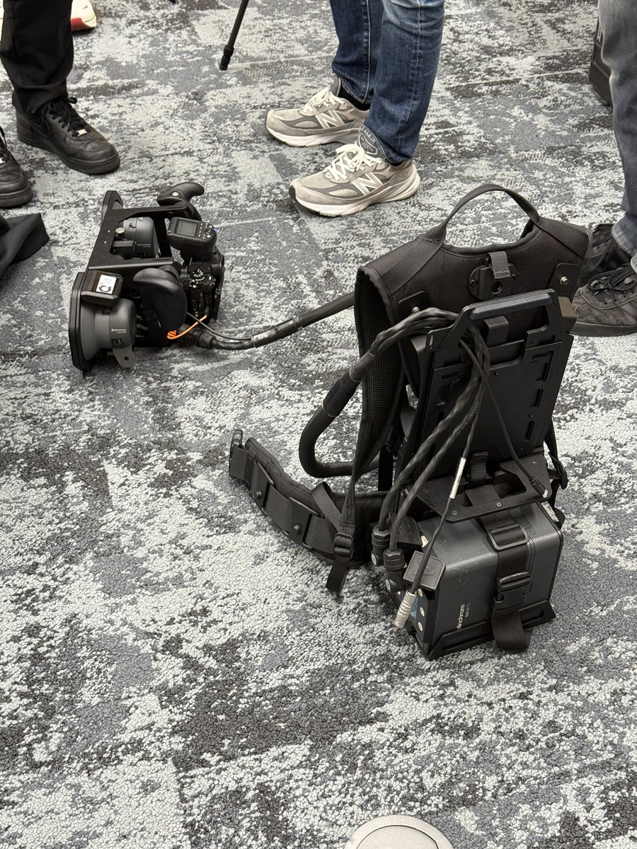 kouitimizuno's tweet image. UnrealFestでキクセルが、展示していたのでいろいろ、聞いてきた。

機材
即チャージするストロボ2発、たぶん、背中にバッテリー背負ってる。そして、対象物からの距離を一定に保つために目安になる赤外線を掃射するオリジナルの機材。
使用レンズは、
コメントへ続く
#unrealfest
#realityscan