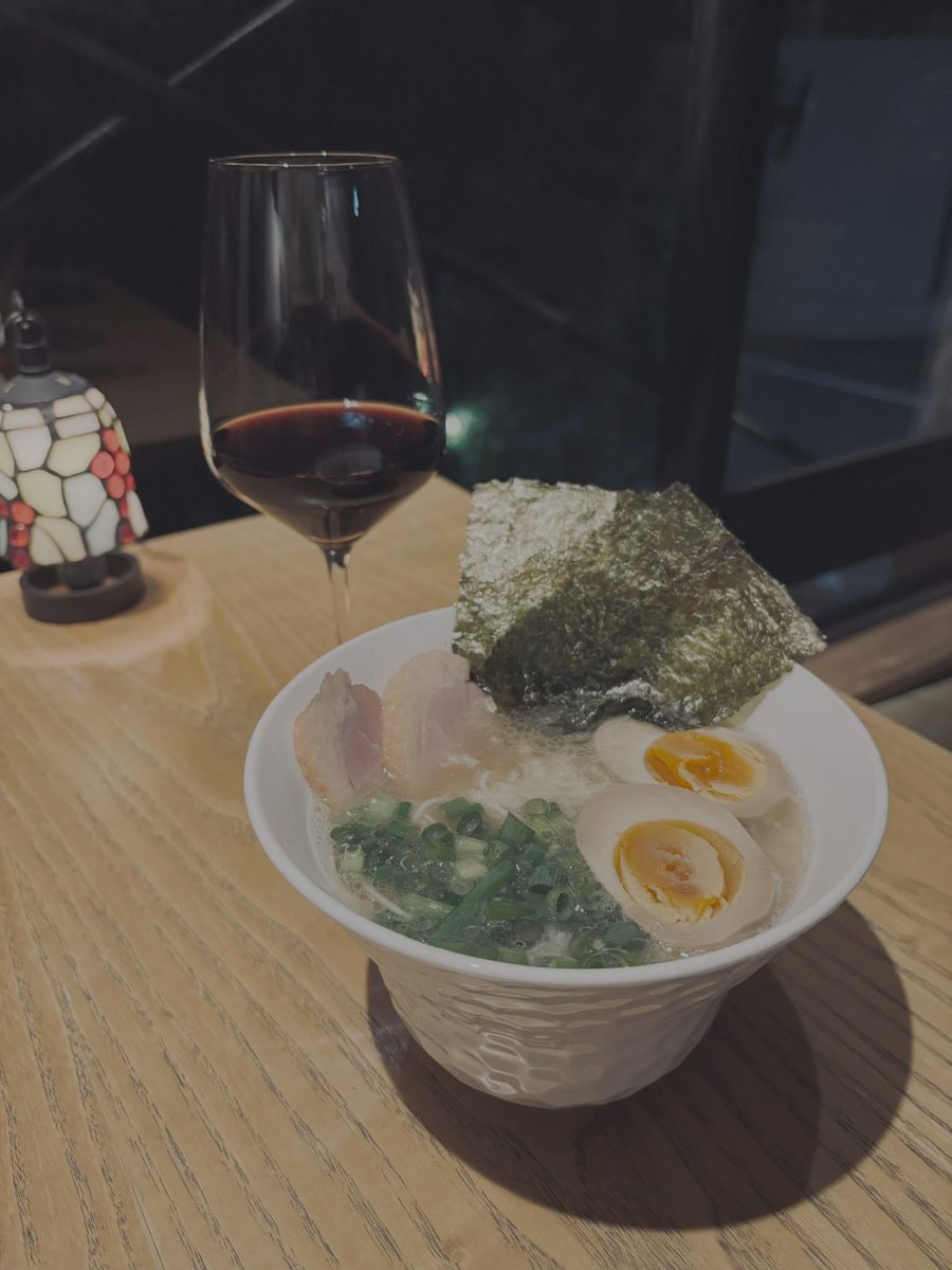 WineBar 綺羅星から✨

ワインと合わせて。。。

その名も

「罪と罰
深夜の背徳　綺羅星ラーメン」

です

飲んだ後にお客様から
ラーメン食べたいとお声があり
はじめました！

シャンパーニュや泡系はもちろん！
少し飲みやすく樽があまり樽が効いていない
シャルドネや飲みやすくやや冷やしめの