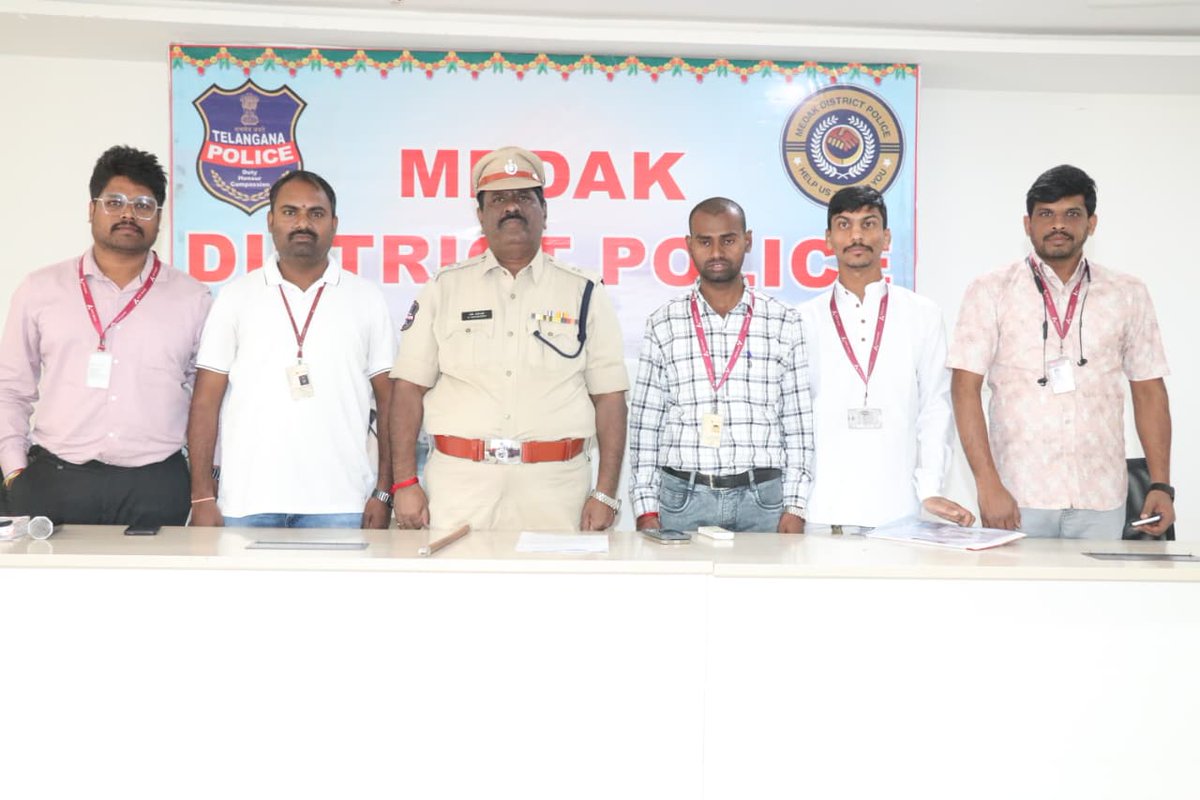 spmedak's tweet image. మెదక్ జిల్లా అదనపు ఎస్పీ శ్రీ ఎస్. మహేందర్ గారు మెదక్ పోలీస్ కార్యాలయంలో హోమ్ గార్డ్ సంక్షేమంపై అక్సిస్ బ్యాంక్‌తో నిర్వహించిన కార్యక్రమాన్ని సమీక్షించారు. 
ఆర్థిక భద్రత, పొదుపు, బీమా పథకాలపై సిబ్బందికి సూచనలు ఇచ్చారు.

#MedakPolice #HomeGuards #WelfareProgram