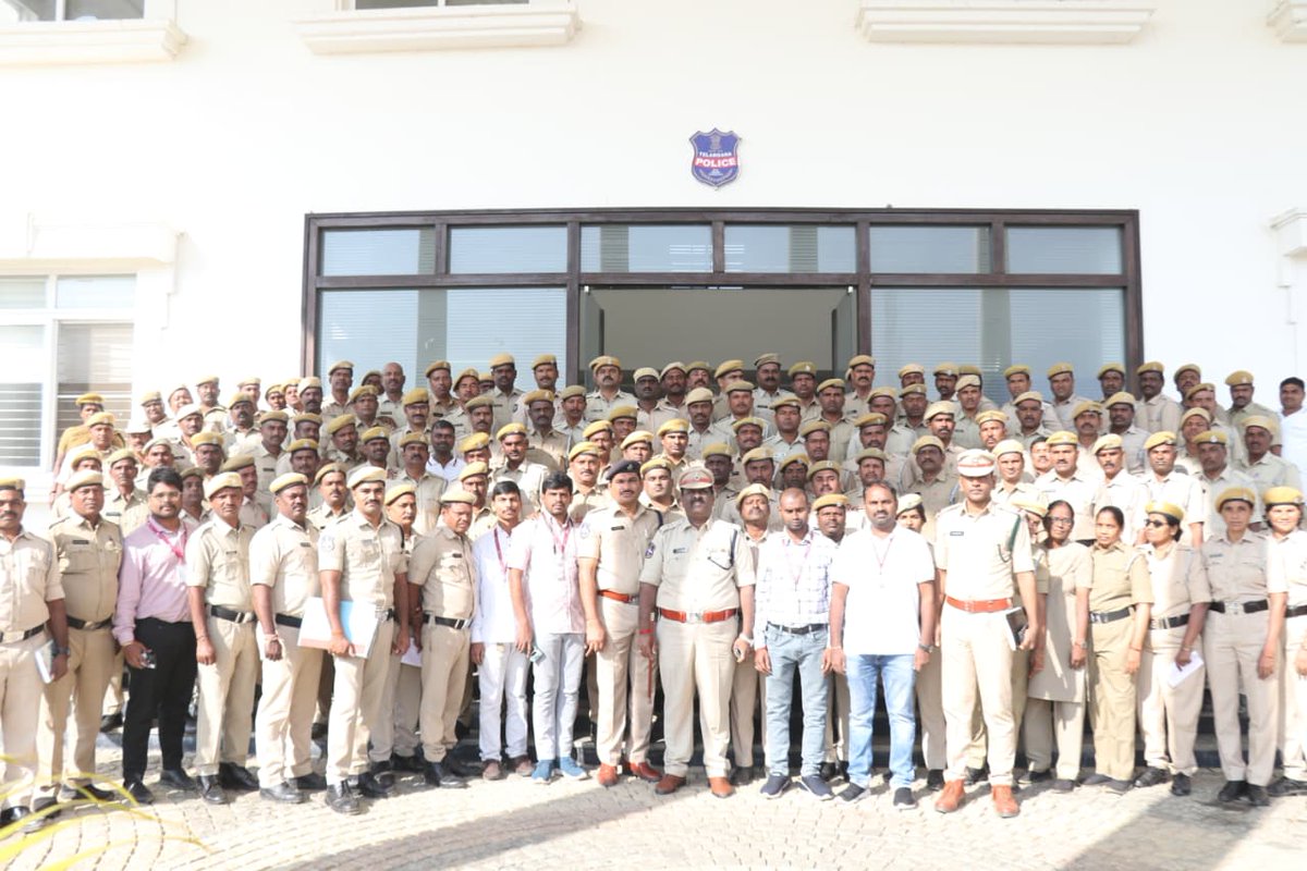 spmedak's tweet image. మెదక్ జిల్లా అదనపు ఎస్పీ శ్రీ ఎస్. మహేందర్ గారు మెదక్ పోలీస్ కార్యాలయంలో హోమ్ గార్డ్ సంక్షేమంపై అక్సిస్ బ్యాంక్‌తో నిర్వహించిన కార్యక్రమాన్ని సమీక్షించారు. 
ఆర్థిక భద్రత, పొదుపు, బీమా పథకాలపై సిబ్బందికి సూచనలు ఇచ్చారు.

#MedakPolice #HomeGuards #WelfareProgram