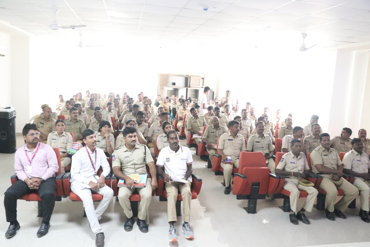 spmedak's tweet image. మెదక్ జిల్లా అదనపు ఎస్పీ శ్రీ ఎస్. మహేందర్ గారు మెదక్ పోలీస్ కార్యాలయంలో హోమ్ గార్డ్ సంక్షేమంపై అక్సిస్ బ్యాంక్‌తో నిర్వహించిన కార్యక్రమాన్ని సమీక్షించారు. 
ఆర్థిక భద్రత, పొదుపు, బీమా పథకాలపై సిబ్బందికి సూచనలు ఇచ్చారు.

#MedakPolice #HomeGuards #WelfareProgram