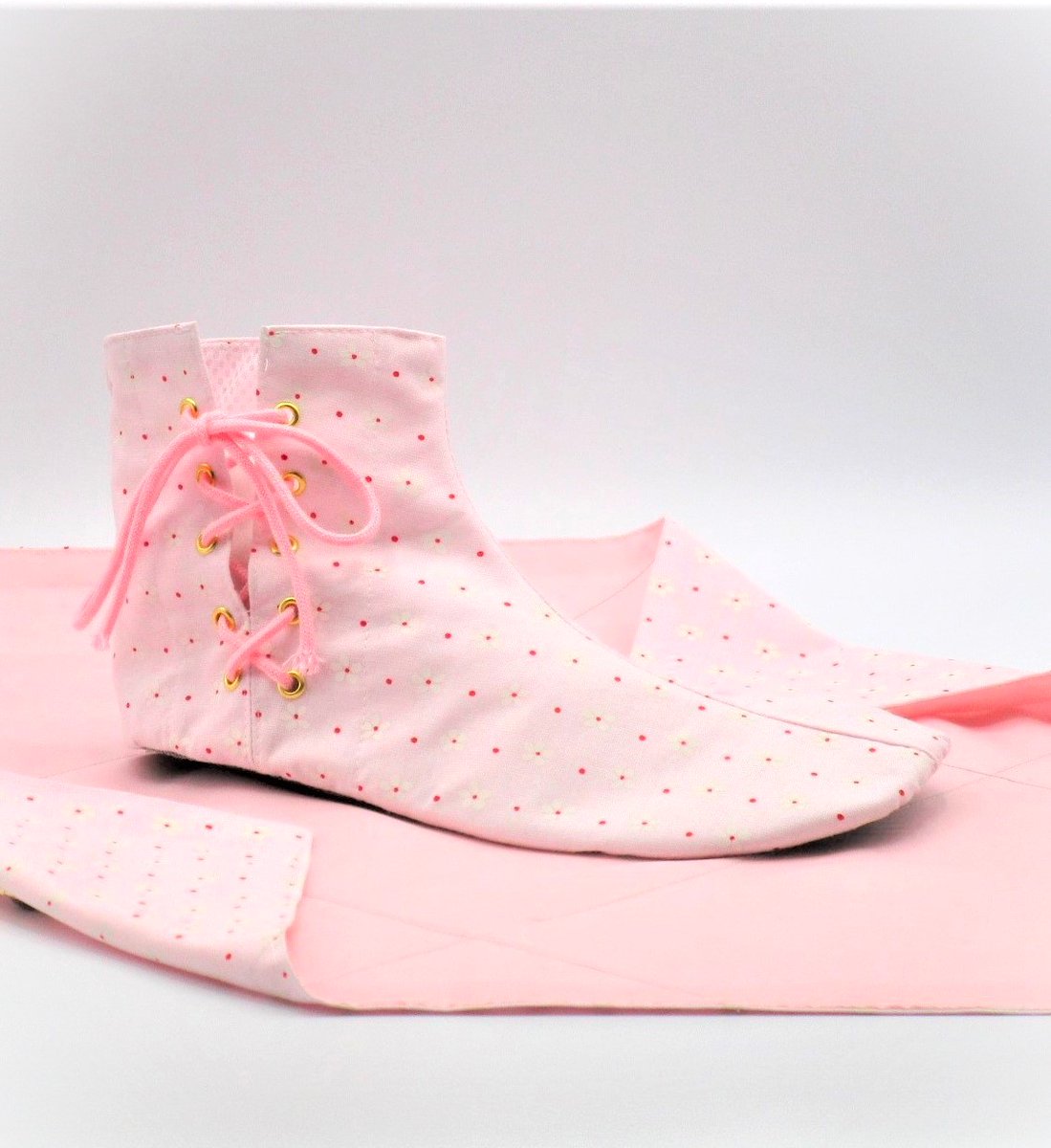 ～☀️氏神さまのご加護へ💫氏子入りの🧧👧#七五三 ～

🍃『七つまでは☀️神垣の内に…』（民俗学のことわざ）

💫氏子入りとは🌿人とし☀️神さまへお披露目されます節目です😌

🍀本来 👶生まれて間もなく⛩️初宮参りにて氏子入りと為ります💫

🪩現代の慣例は☯️陰陽思想の陽数に肖り🌸お祝いへ…

#御御足