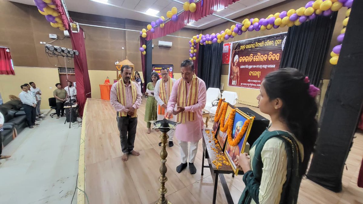 abvpodisha's tweet photo. ଭଗବାନ ବିର୍ସାମୁଣ୍ଡାଙ୍କ ୧୫୦ତମ ଜନ୍ମଜୟନ୍ତୀ ତଥା ଜନଜାତି ଗୌରବ ଦିବସ ପୂର୍ବ ସନ୍ଧ୍ୟାରେ ଏବିଭିପି ପୁରୀ ତରଫରୁ ଏକ ସଂଗୋଷ୍ଠୀ ଅନୁଷ୍ଠିତ ହୋଇଯାଇଛି। ଏଥିରେ ମୁଖ୍ୟ ଅତିଥି ରୂପେ ଏବିଭିପିର ରାଷ୍ଟ୍ରୀୟ ସହ ସଂଗଠନ ମନ୍ତ୍ରୀ ଶ୍ରୀ ଗୋବିନ୍ଦ ନାୟକ ଯୋଗ ଦେଇଥିଲେ।...
#ABVPOdisha 
#BirsaMundaJayanti
#JanjatiyaGauravDivas https://t.co/5IY8drDV0w