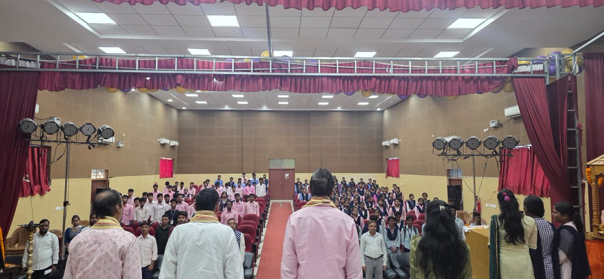 abvpodisha's tweet photo. ଭଗବାନ ବିର୍ସାମୁଣ୍ଡାଙ୍କ ୧୫୦ତମ ଜନ୍ମଜୟନ୍ତୀ ତଥା ଜନଜାତି ଗୌରବ ଦିବସ ପୂର୍ବ ସନ୍ଧ୍ୟାରେ ଏବିଭିପି ପୁରୀ ତରଫରୁ ଏକ ସଂଗୋଷ୍ଠୀ ଅନୁଷ୍ଠିତ ହୋଇଯାଇଛି। ଏଥିରେ ମୁଖ୍ୟ ଅତିଥି ରୂପେ ଏବିଭିପିର ରାଷ୍ଟ୍ରୀୟ ସହ ସଂଗଠନ ମନ୍ତ୍ରୀ ଶ୍ରୀ ଗୋବିନ୍ଦ ନାୟକ ଯୋଗ ଦେଇଥିଲେ।...
#ABVPOdisha 
#BirsaMundaJayanti
#JanjatiyaGauravDivas https://t.co/5IY8drDV0w