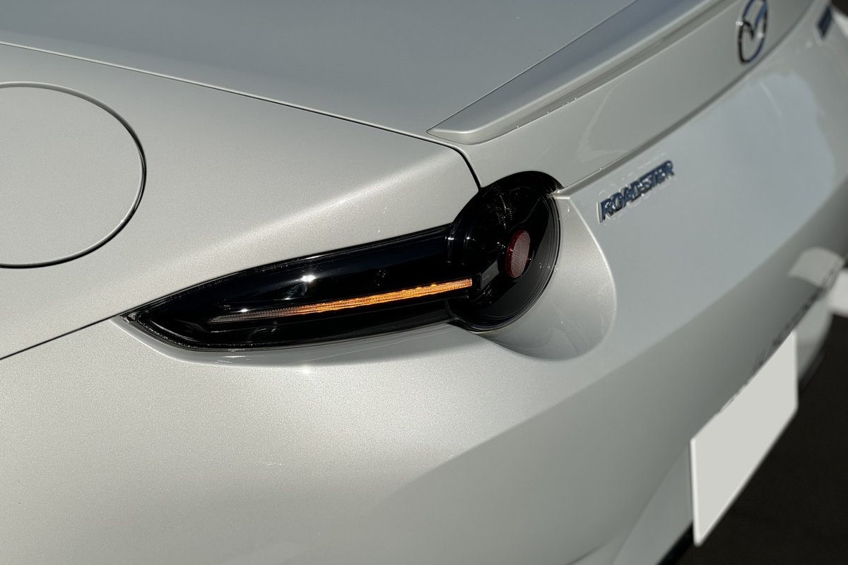 plot_p4's tweet image. 2023年までのNDロードスター（ND5RC/NDERC）に装着できる#アイエルモータースポーツ 製のLEDテールライトが国内3台分在庫があります！

テールライトの形状に沿った深みのあるデザインで、他人とは被らないリアフェイスに
ウインカーは流れるシーケンシャルと全面発光に変更可能です✨