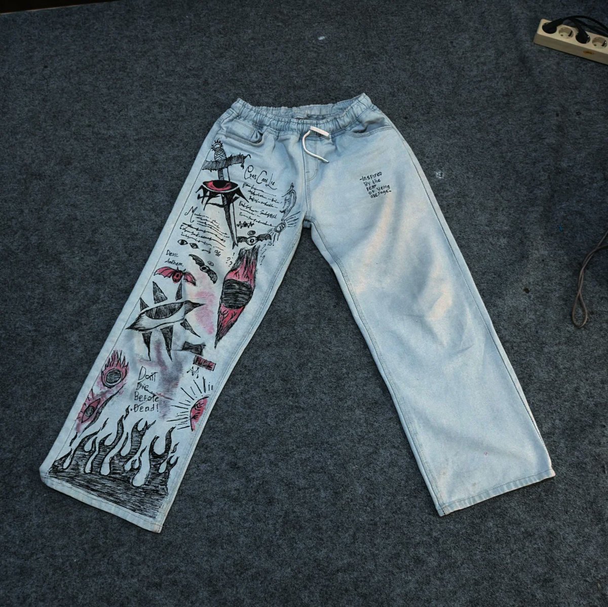 kageefumi's tweet image. Semi baggy jeans — Eyes Of Heaven 
-
Price: 200k
Size: XL (Panjang 98cm, Lebar Paha 28cm, Lingkar Pinggang 32cm — Strech to 43cm)
Bahan: Semi jeans
-
-
Dm for buy!
#fashion #baggyjeans #rework #paintingart