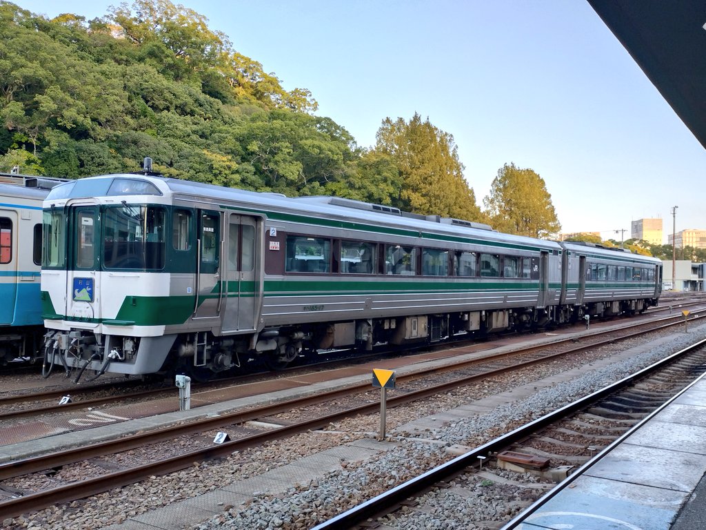 徳島駅に戻って来て、木造跨線橋から運転所(車庫)を眺める…なんだか