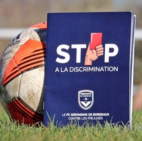 L'image insoutenable du polémiste Eric Z.  Avec le maillot  des <a href="/girondins/">FC Girondins de Bordeaux</a>  est une insulte pour toutes celles et ceux qui pronent le respect, la tolerance et la lutte contre toutes formes de discriminations dans le foot.
<a href="/girondins/">FC Girondins de Bordeaux</a> tu comptes te laisser salir ou réagir?