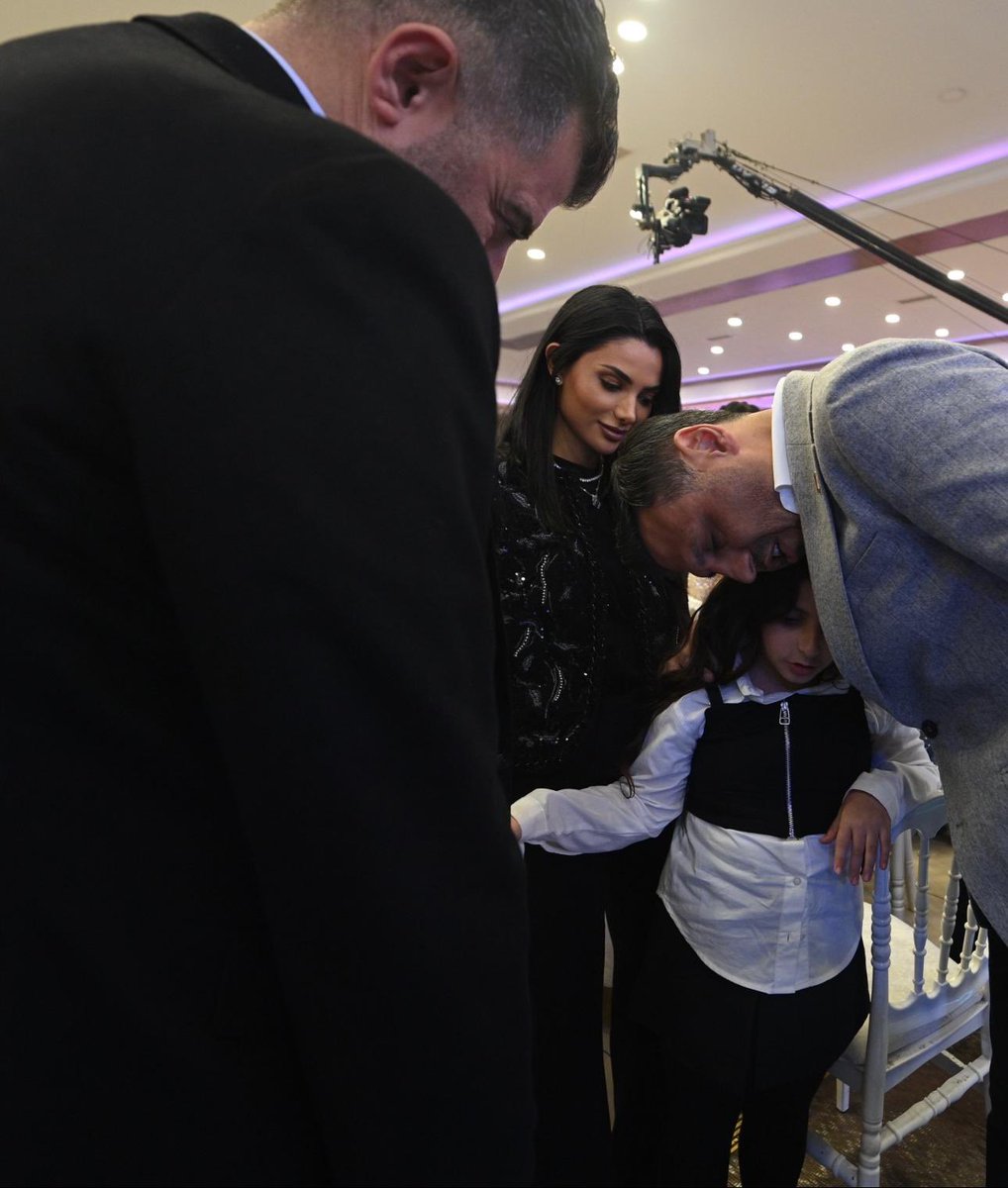 Bu fotoğraf, bir düğünde benim mektubum okunurken çekilmiş. Kızım gözyaşlarını tutamamış. İl Başkanımız, kardeşim Özgür Çelik yine her zaman olduğu gibi zorda olanın, yanında olduğu gibi ailemin de yanında durmuş. Ona kalpten teşekkür ederim. Omuz oldu, güç verdi. Bunun