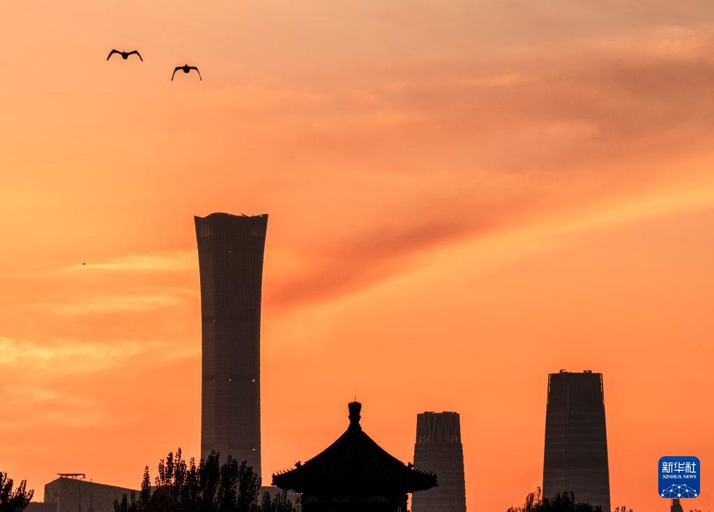 ynyn93739's tweet photo. 晨曦北京

初冬清晨，北京上空晨曦微露，霞光满天。中国尊、望海楼等地标建筑在晨光中与什刹海光影交错。图为北京朝霞。北京日出新华社记者 常能嘉 摄 https://t.co/OAjpKXIWCi