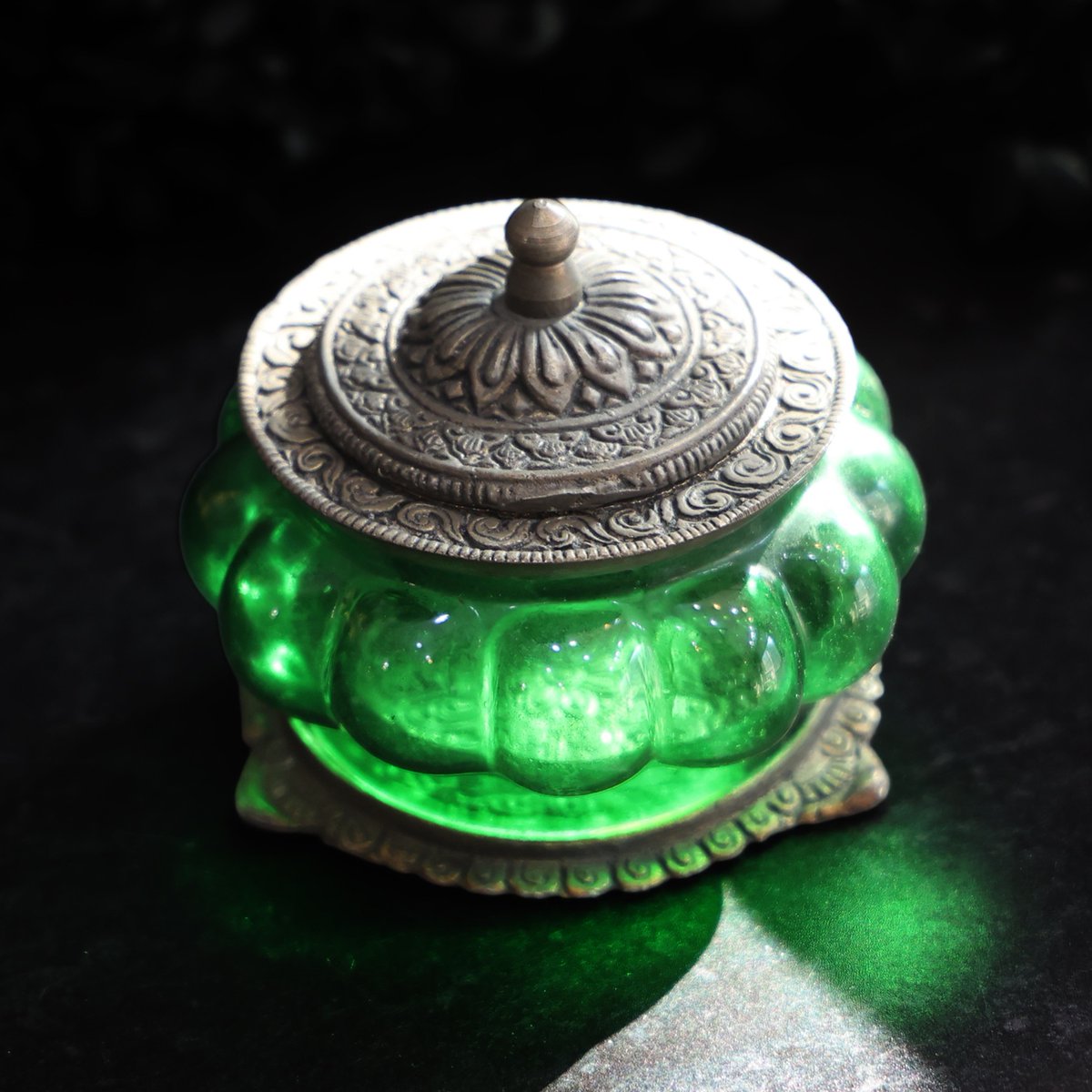 海福雑貨通販部の【古いもの】に、緑硝子の装飾小物入れを1点upしま