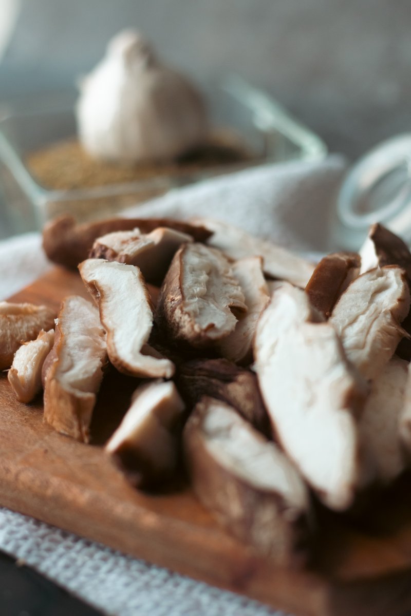 All chopped up and ready to cook! 🔪
Make your weekend exotic! 🍄
And organic! 🧄
And Irish! ☘️
With Garryhinch! 😋
#exoticmushrooms #KingOyster #exotic #organic #recipe #mushroomrecipe #shiitake #organic #Irish #local #Garryhinch #lionsmane #shiitakes #GarryhinchMushrooms