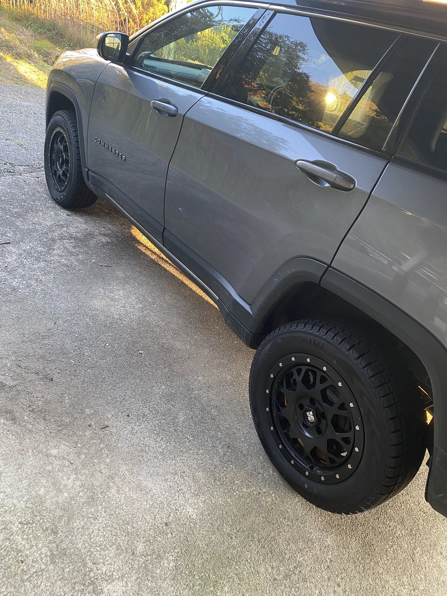 jeep_bowling's tweet image. タイヤ交換しゅうりょ
社外ホイールいかちくて良き🤤
 #Jeep  
 #Commander