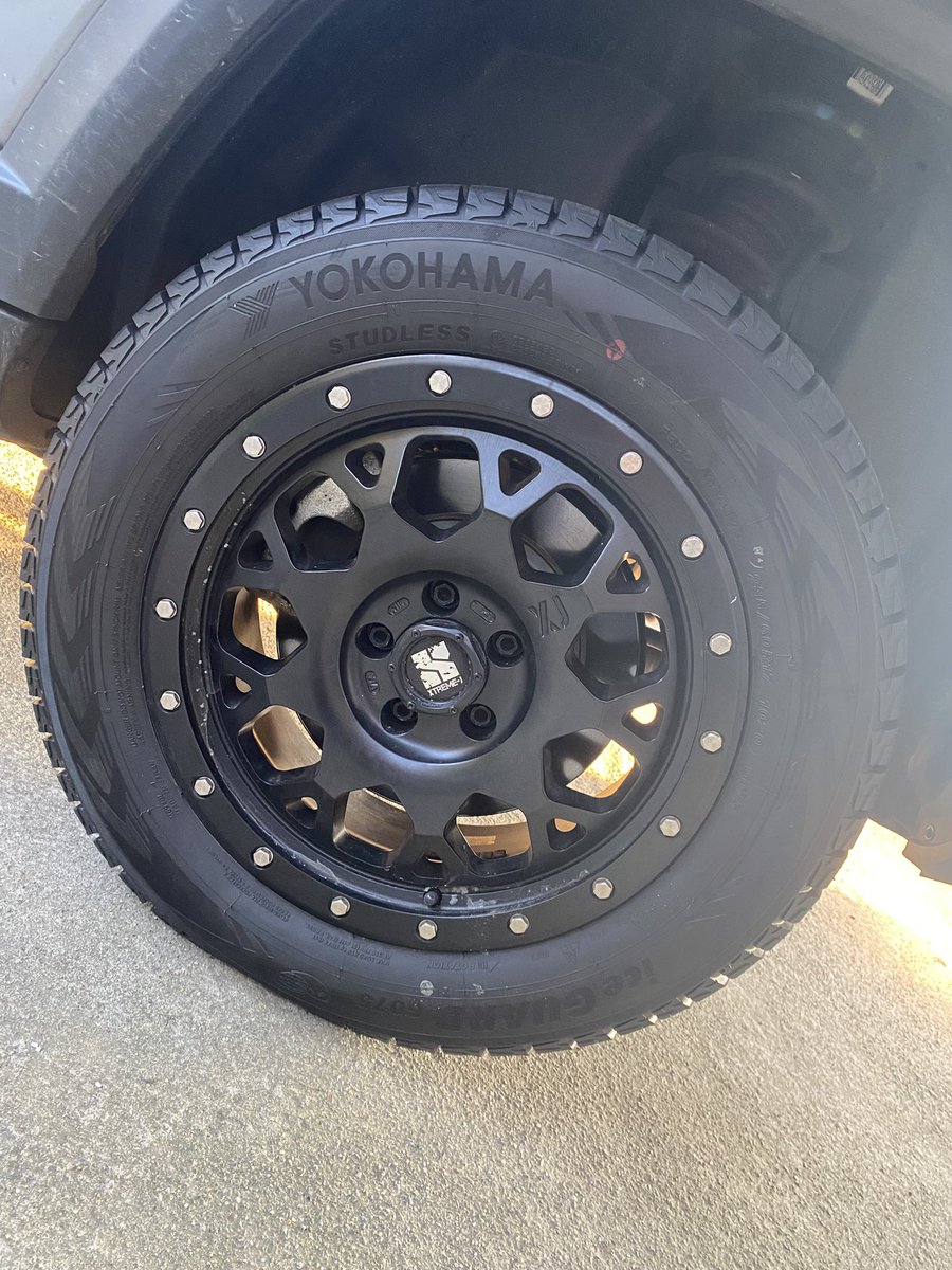 jeep_bowling's tweet image. タイヤ交換しゅうりょ
社外ホイールいかちくて良き🤤
 #Jeep  
 #Commander