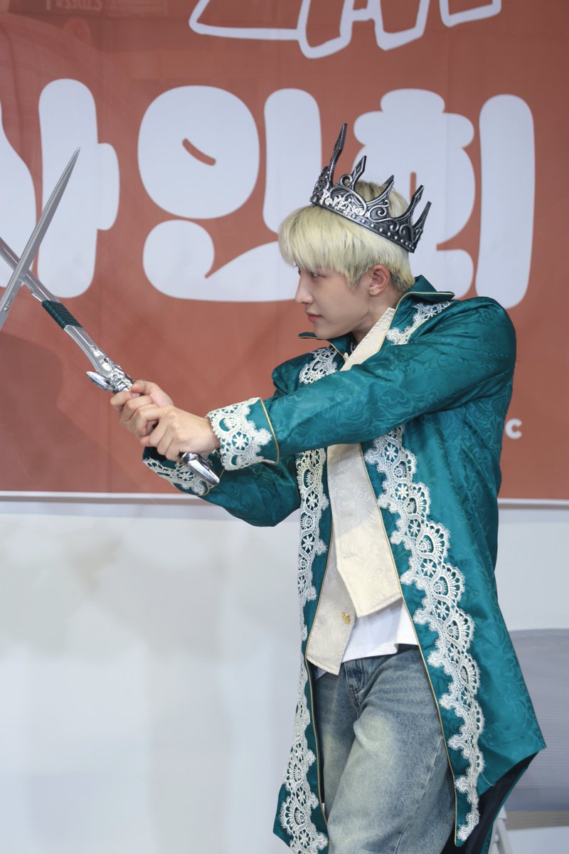 kiwilee0213's tweet photo. 251115
#JINJIN #진진 #엠제이 #MJ 
#ZOONIZINI #주니지니 

 ⚔️two countries prince in a duel⚔️ https://t.co/23Kg38dZ0q