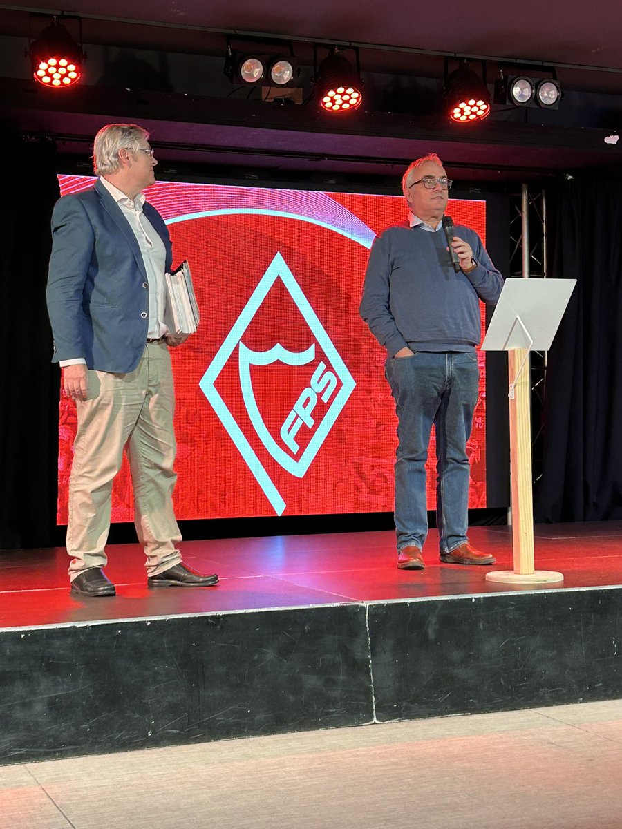 Estamos presentes en el XIX Encuentro de Peñas Sevillistas en Torrox.
En el acto de bienvenida intervinieron el presidente, Carlos Jiménez, el directivo José A. Sánchez y una representación de AAUU