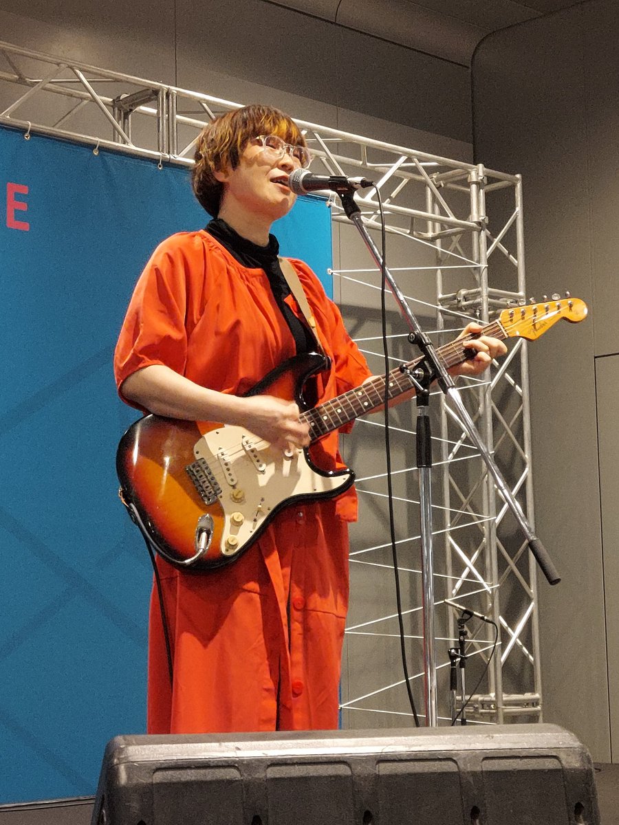 昼間のチカホライブへ。
カルベハナコさんの前がヨゾラノゲンゴロウさんだったのでゲンゴロウさんから。みゅうじっしゃん聞けた😊善哉食えって言ってた曲が気になった。
そして、ハナコさん🌻ラップからのギター弾き語りへ。１曲目の家事の歌？😄楽しかった！ラップ調の第四公園も良かったー