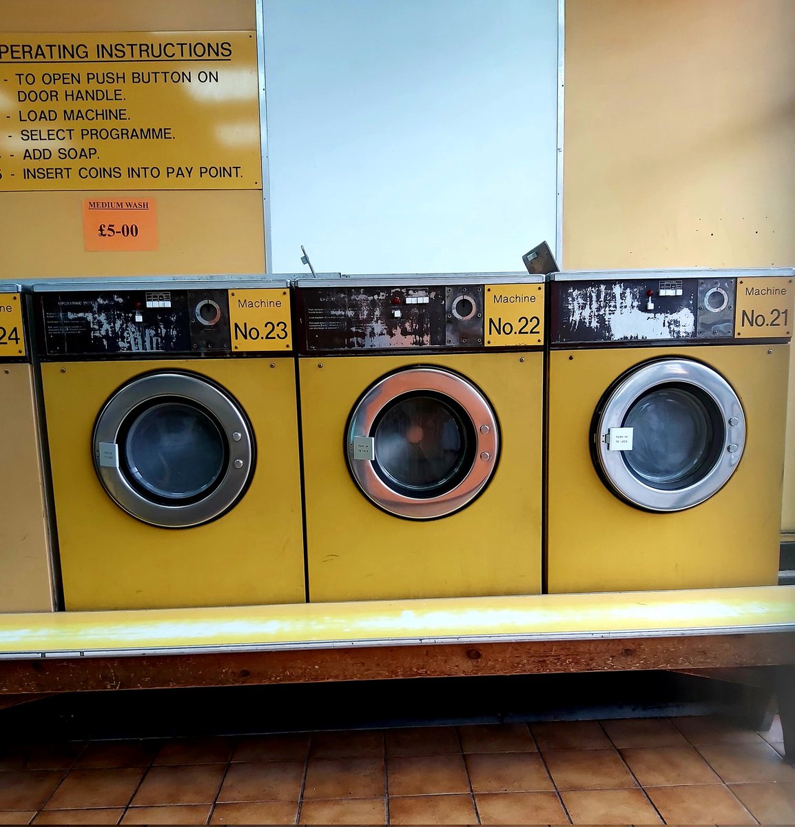 Launderette, 10 The Vale, Uxbridge Road, London, W3 7SB 🧺🧺
#launderette #shepherdsbush #london #westlondon #londonlaunderettes #launderama #laundromat #washeteria #laundryroom #washday #laundryday #vintagelondon #retrolondon #colour #art #design #style #washing #laundry