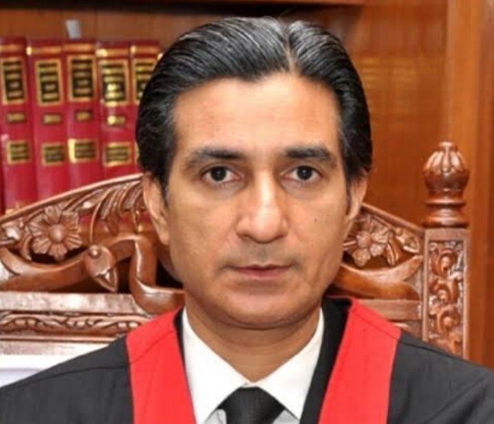لاہور ہائیکورٹ کے سینیئر جج جسٹس شمس محمود مرزا نے استعفی دے دیا ہمیں ان پر فخر ہے ـموجودہ ہائبرڈ  عدالتی نظام میں کسی آزاد منش ,قابل اور آئین کے تحت فیصلے دینے والے جج کے لیے کوئ جگہ نہی -