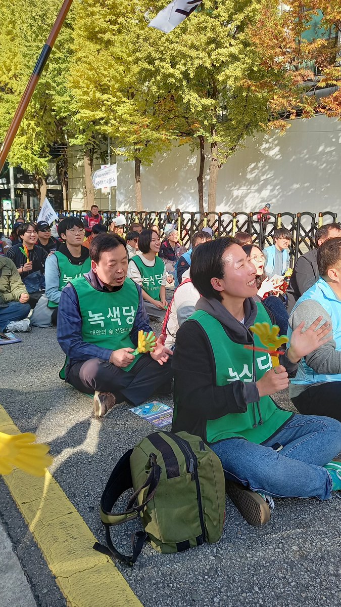 stelo_kim's tweet image. 오늘은 서울 녹색당 다양한 지역 분들과 함께 (마포, 성북, 광진 등) 공공 BUS 킹 행진에 참가해서 깃발을 들었습니다~

서울시 시내 버스 시민 인수 운동은 사모펀드에게서 버스 공공성을 되찾기 위해 투쟁하고 있습니다. (제 메인트윗 참조)