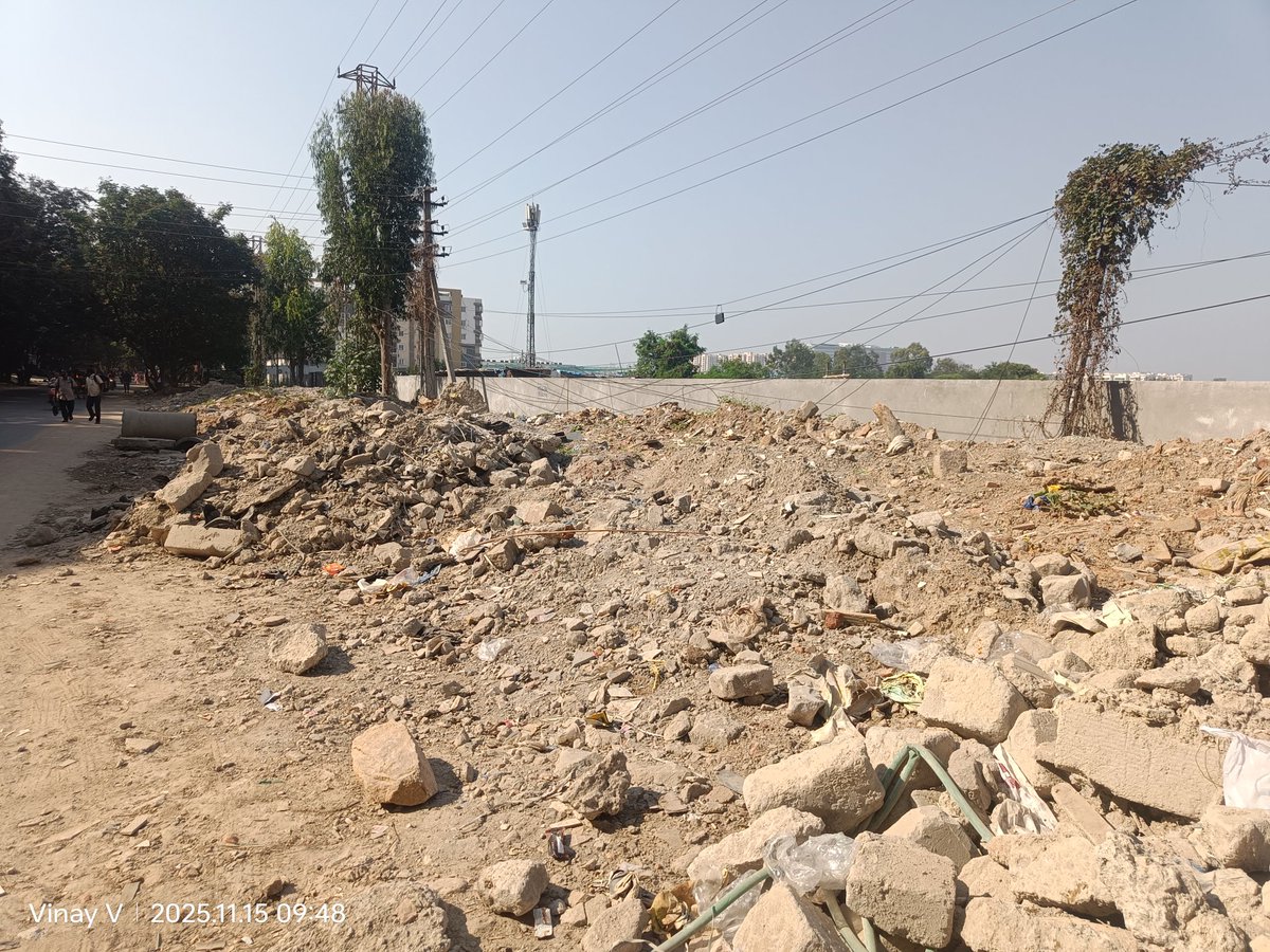 What a wonderful public amenity for my morning #yoga 🧘‍♂️
These aren't piles of neglected waste; Their negligence is truly... flexible🤸‍♂️
#Hyderabad 
#Debris
Credits to <a href="/CommissionrGHMC/">Commissioner GHMC</a> <a href="/ZC_SLP/">ZC SERILINGAMPALLY ZONE GHMC</a> 
Calvary Temple Road
<a href="/HiHyderabad/">Hi Hyderabad</a> <a href="/TheNaveena/">Naveena</a> <a href="/gemsofbabus_/">Gems</a>  <a href="/DeepikaBhardwaj/">Deepika Narayan Bhardwaj</a>