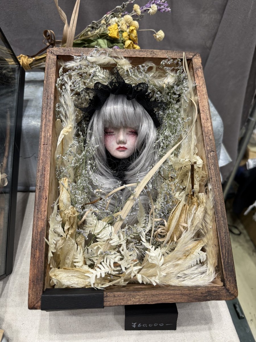 これが本当に凄かった。ブースの目の前横切ろうとした瞬間に言葉失った。そして目の前までふらつきながら近付いてしまった……凄かった…